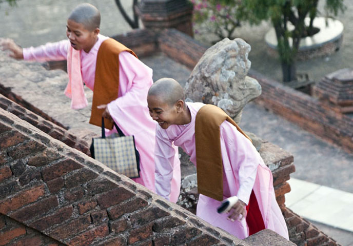 Viaggi Birmania | Monache a Bagan con la veste rosa